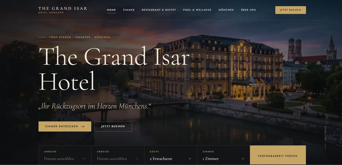 Startseite des Demo-Projekts für ein Hotel: elegantes Design mit Serifenschrift, Hotelgebäude am Fluss in der Abenddämmerung und Buchungsleiste